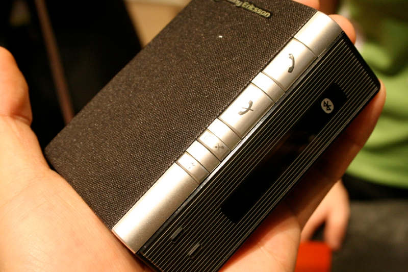 Illustration for article titled Sony Ericsson's Cool Desk/Car Bluetooth Speakerphone: HCB-120
